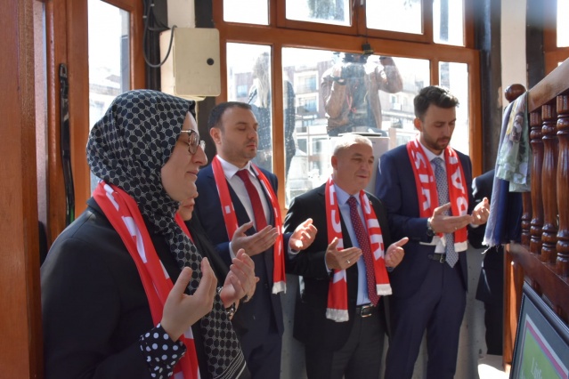 AK Parti Balıkesir İl Başkanlığı milletvekili adaylarını gövde gösterisine dönüşen programla tanıtarak seçim startını verdi. Partililer ve vatandaşlar adaylara büyük ilgi gösterdi.