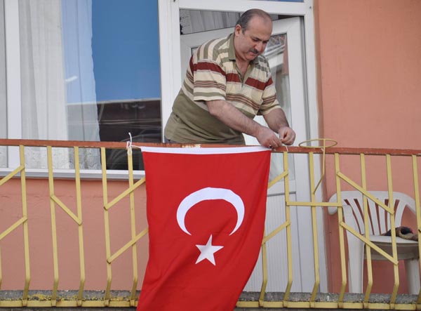 1. Her şey 16 Haziran 2013 günü bu fotoğrafın çekilmesiyle başladı
Recep Tayyip Erdoğan, Kazlıçeşme’deki “Milli İradeye Saygı” mitinginde ev balkonlarına Türk bayrağı asma kampanyası başlatılması çağrısında bulunmuştu. Erdoğan’ın İstanbul’dan yaptığı bu çağrı Balıkesir’in Dursunbey İlçesi’nde destek gördü. Ve bayrağın asıldığı o an kameraya takıldı!