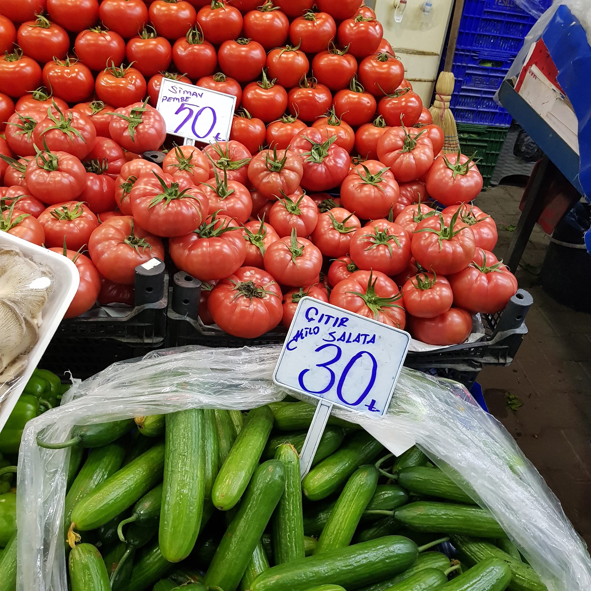 Simav domatesinin kilosu 2022 Aralık'ta 15 liraydı. Bir yıl sonraki fiyat 50 lira.. Hıyar fiyatları da bir önceki yılın aynı ayına göre yüzde 100 arttı.