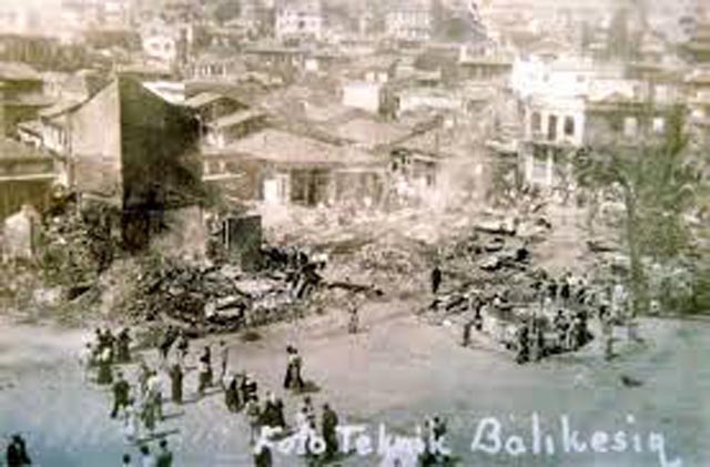 03 Ağustos 1950 akşam saatlerinde Balıkesir'de meydana gelen büyük yangın, Balıkesir kent merkezindeki tüm dükkânları içine almış ve Balıkesir'in çarşı kısmının yanmasına neden olmuştur. Yangın postaneye kadar ilerlemiştir. Çok geniş bir alana yayılan yangın saatlerce kontrol altına alınamamıştır.