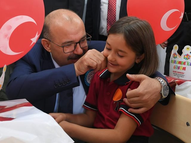 Vali Ustaoglu Okul Ogrenci