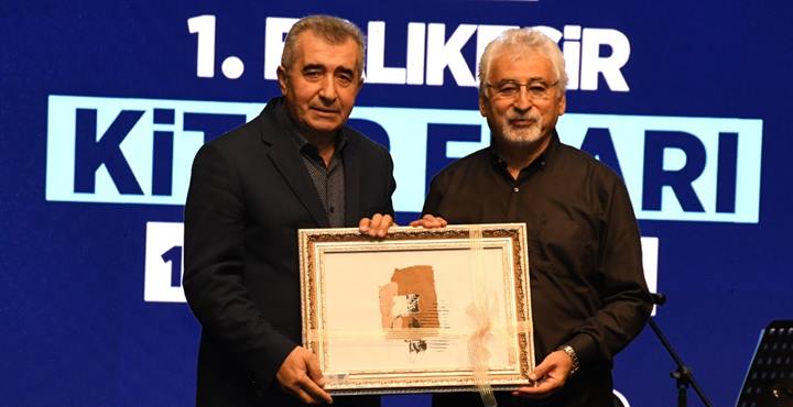 Kitap Fuari Balikesire Imzasini Atti 12