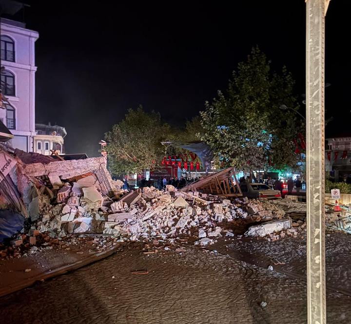 Sindirgi Deprem Yikim Foto