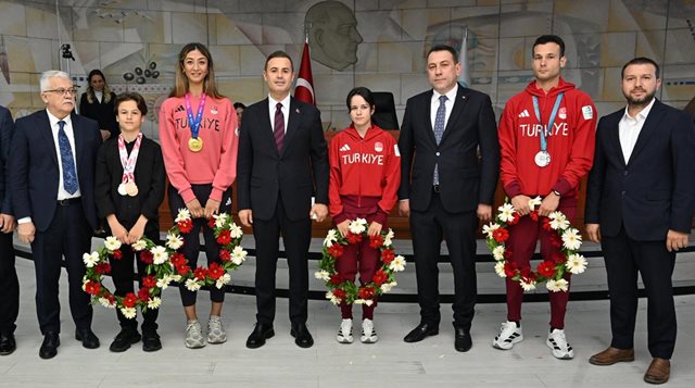 Baskan Akin Milli Sporculari Agirladi 2