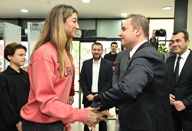 Baskan Akin Milli Sporculari Agirladi 6