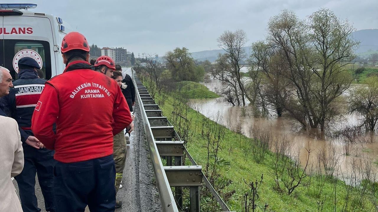OTOMOBİL SİMAV ÇAYI’NA UÇTU: 2 KİŞİ KURTARILDI