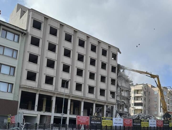 Otel Basri Yikiliyor