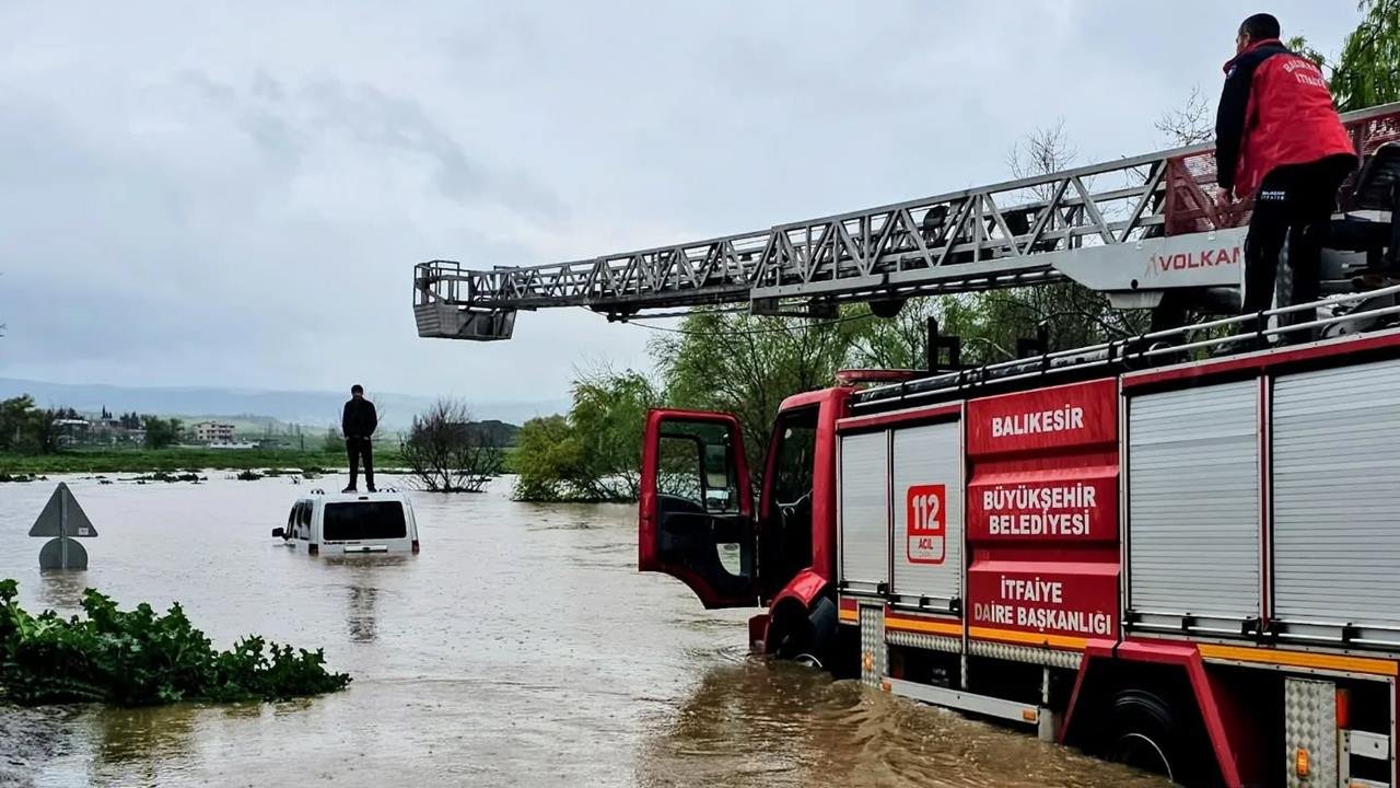 Sel suların ortasında hayat mücadelesi