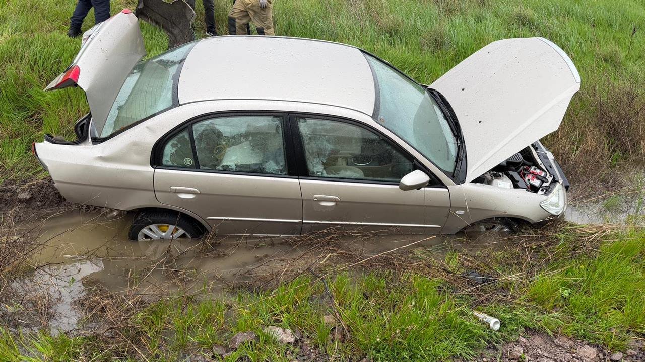Yol kenarındaki menfeze düşen otomobildeki 3 kişi yaralandı