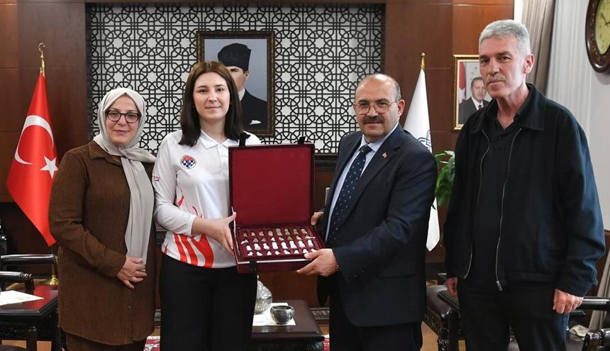 Elifnaz Akat