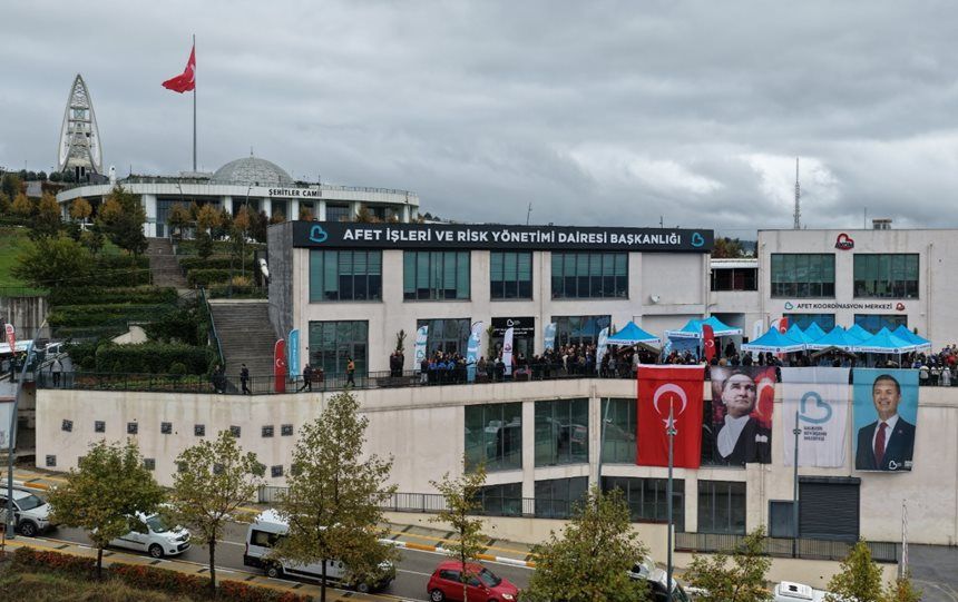 Akom Acilis Camlik