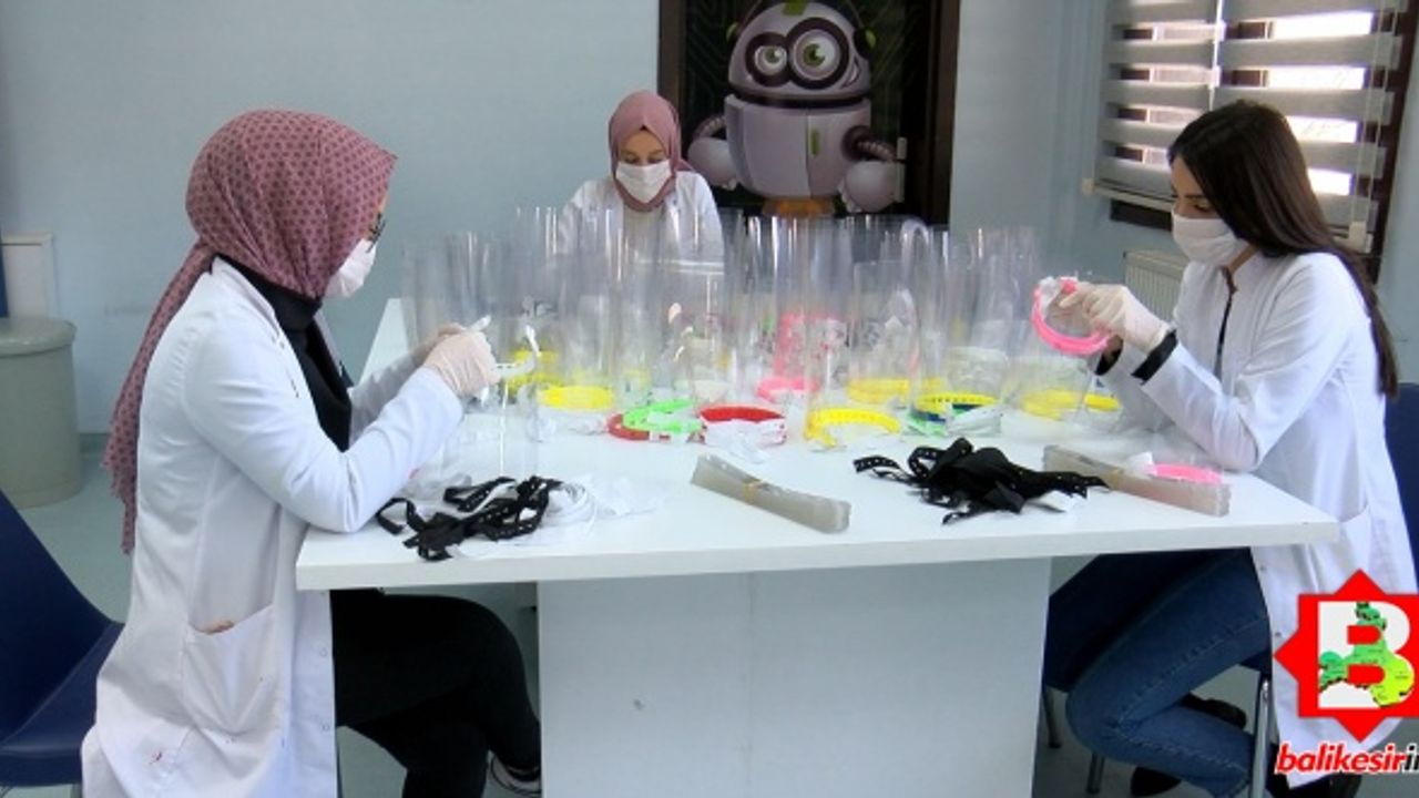 Öğretmenlerden sağlıkçılar için siperli maske