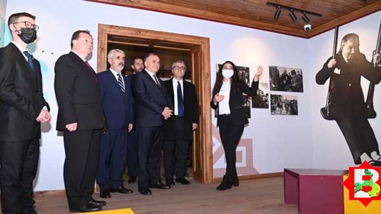Karesi Başkanı, MHP'lilere Atatürk Evi'ni tanıttı