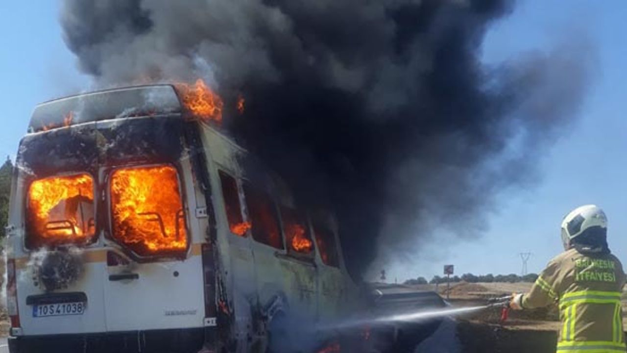 Balıkesir'de işçi servis minibüsü böyle yandı