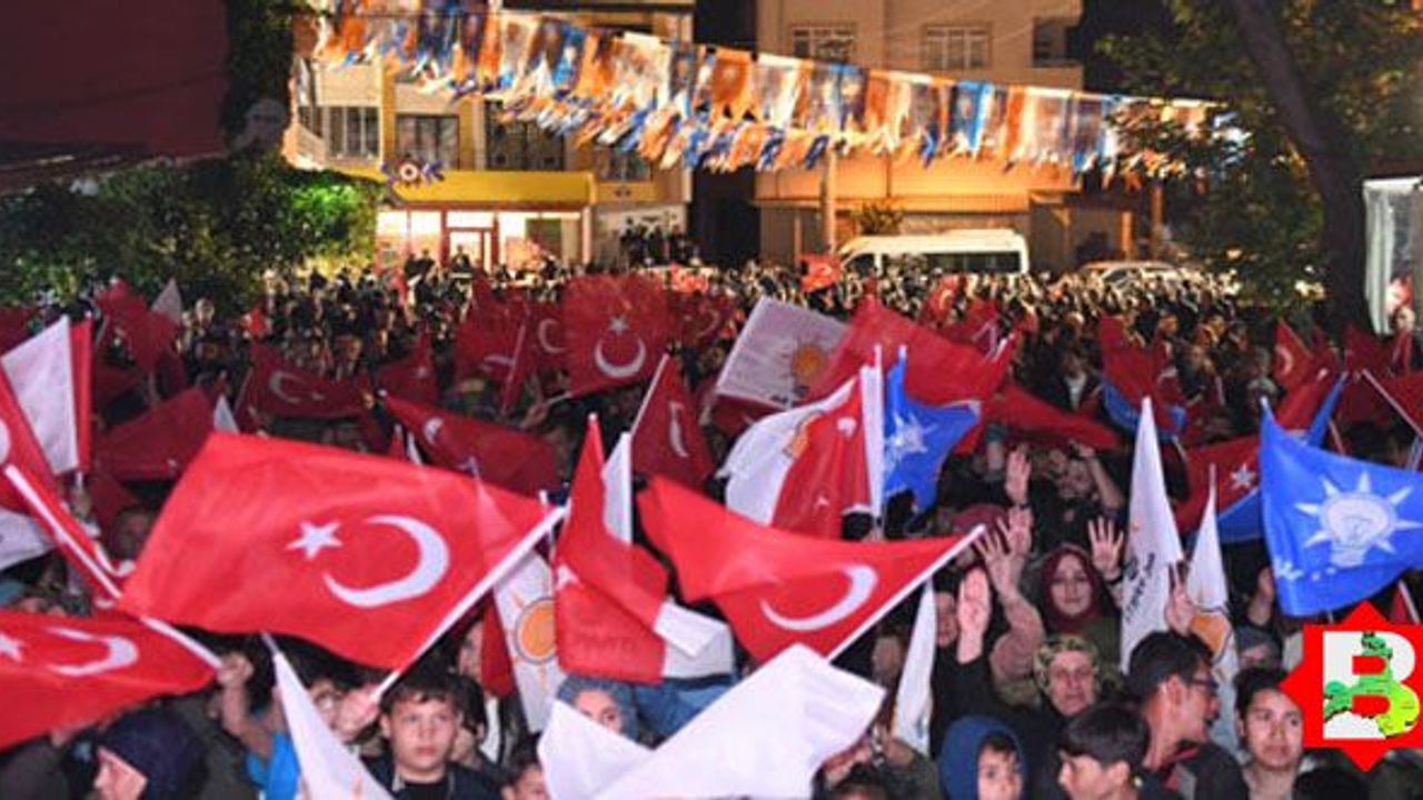 Gündoğan'daki AK Parti coşkusu geceyi aydınlattı