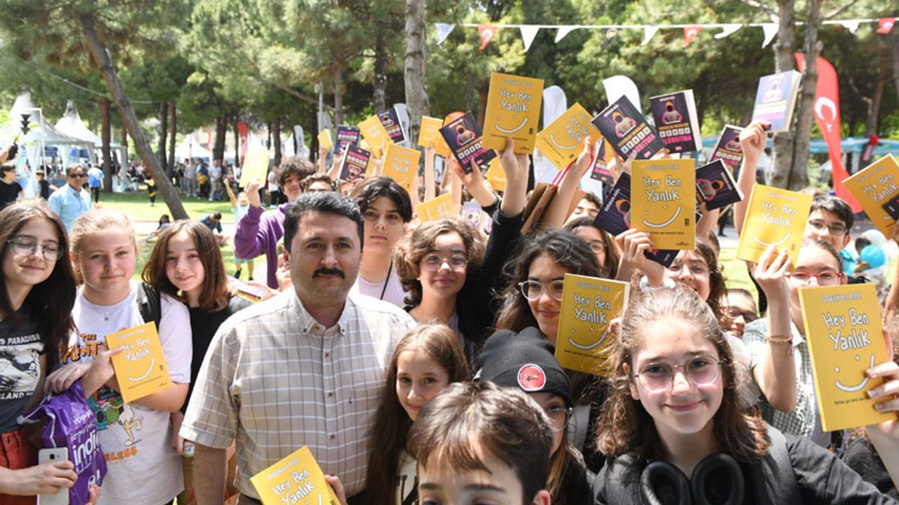Altıeylül gençlere 25 bin kitap hediye etti