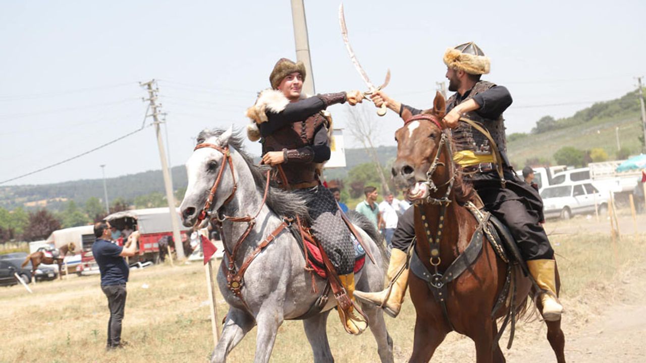 İvrindi'de rahvan at yarışları nefes kesti