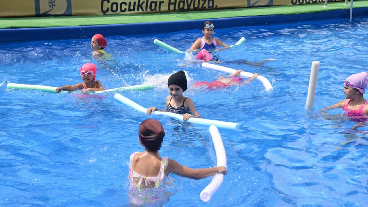 Balıkesir'de okul bahçeleri havuza dönüştü