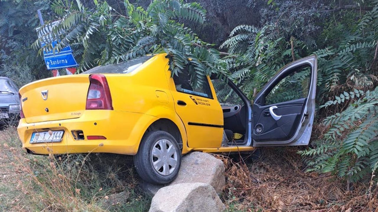 Virajı alamayan taksi bahçe duvarına çarptı