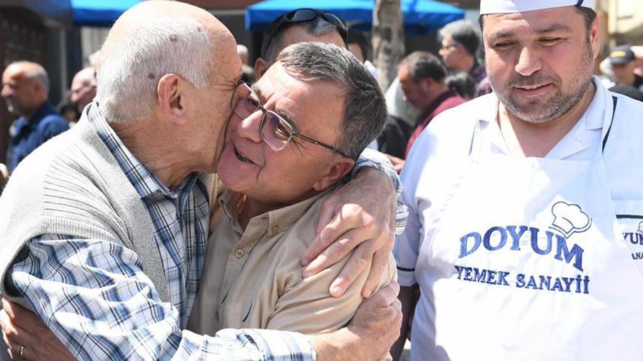 Ağır Bakım emekçileri Hakan Şehirli'yi böyle kucakladı