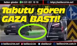 Balıkesir'de yola tabut düştü. Herkes baktı geçti