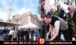 Zağnos Paşa Camii önünde ücretsiz fidan dağıtımı