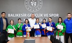 Balıkesirli yıldız sporcular kupayı müdüre getirdi