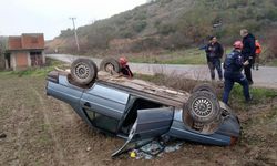 Balıkesir'de takla atan araçtaki 2 kişi sağ kurtuldu