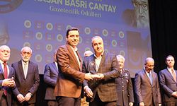 Başkan Kula'ya Hasan Basri Çantay Onur Ödülü