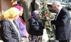 Mehmet Ertaş, kadınların gününü karanfille kutladı