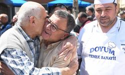 Ağır Bakım emekçileri Hakan Şehirli'yi böyle kucakladı