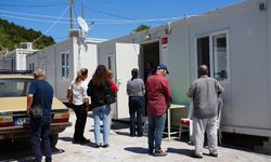 Sındırgı'da başkan eşi depremzedeye gıda kolisi dağıttı
