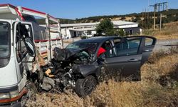 Balıkesir'de kamyonet ile otomobil çarpıştı: 2 yaralı