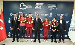 Balıkesir'e madalya getiren sporcular Büyükşehir'de