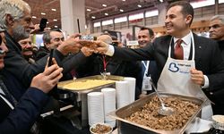 Ahmet Akın, EMITT’te kavurma ve höşmerim dağıttı