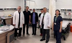 Bayram namazını kıldı, soluğu personelinin yanında aldı