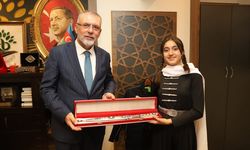 KAFKASLI GENÇLERDEN BAŞKAN CANKUL’A KILIÇLI SÜRPRİZ