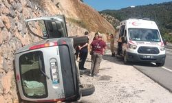 İSTİNAT DUVARINA ÇARPARAK YAN YATTI