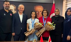 Balıkesir'in altın kızları Halide ile Livanur el üstünde
