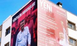 Yeni Parti İl Binasına "Yürüyelim Arkadaşlar" giydirmesi