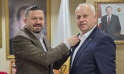 Esnaf Odası başkanına AK Parti rozeti
