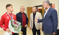 KEPSUT’UN GURURU İSMET EMİR’E BAŞKAN CANKUL’DAN TEBRİK