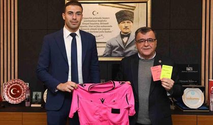 Oğuzhan Çakır, FIFA kokartlı formayı başkanına hediye etti