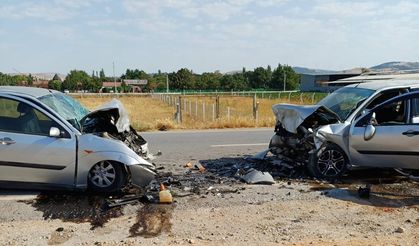 Balıkesir'de kaza. Kafa kafaya çarpıştılar: 1 ölü