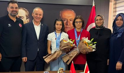 Balıkesir'in altın kızları Halide ile Livanur el üstünde