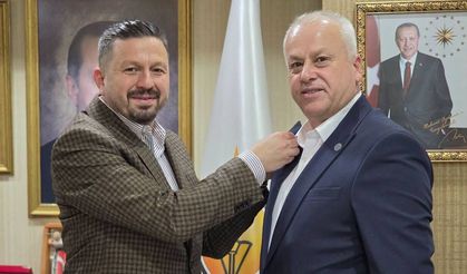 Esnaf Odası başkanına AK Parti rozeti