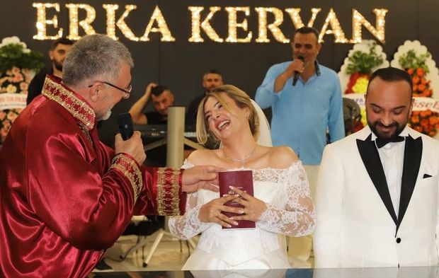 EN ZOR İMZAYI KIZINA ATTI