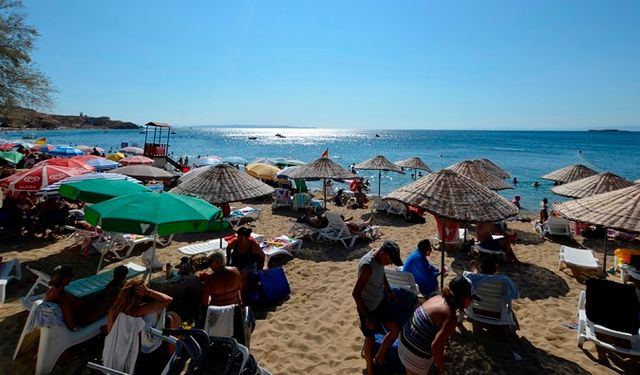 Avşa Adası plajlarına ilk Mavi Bayrak asıldı