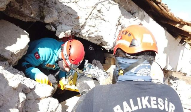 Balıkesir'de gerçeğini aratmayan deprem tatbikatı