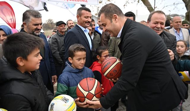 Ahmet Akın köylerde çocuklara top dağıttı